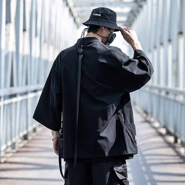 Man wearing a streetwear kimono and a black techwear hat