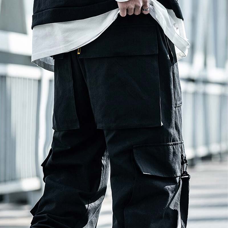 Man wearing techwear cargo pants fashion with multiple pockets