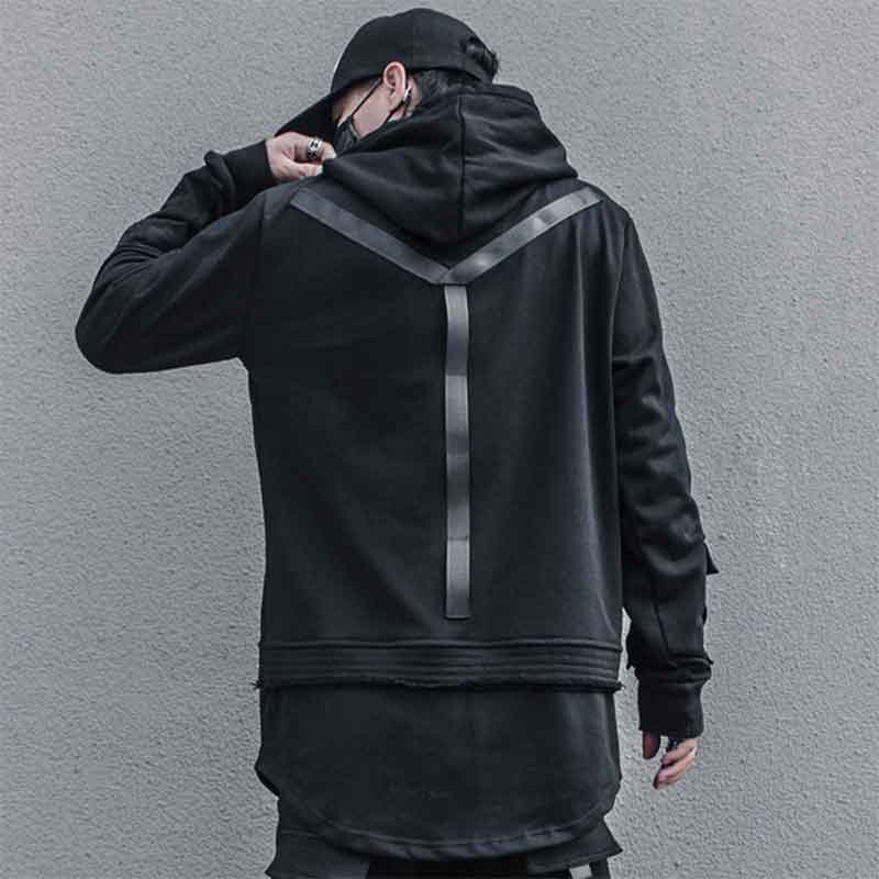 Man weariing techwear hoodie with pocket